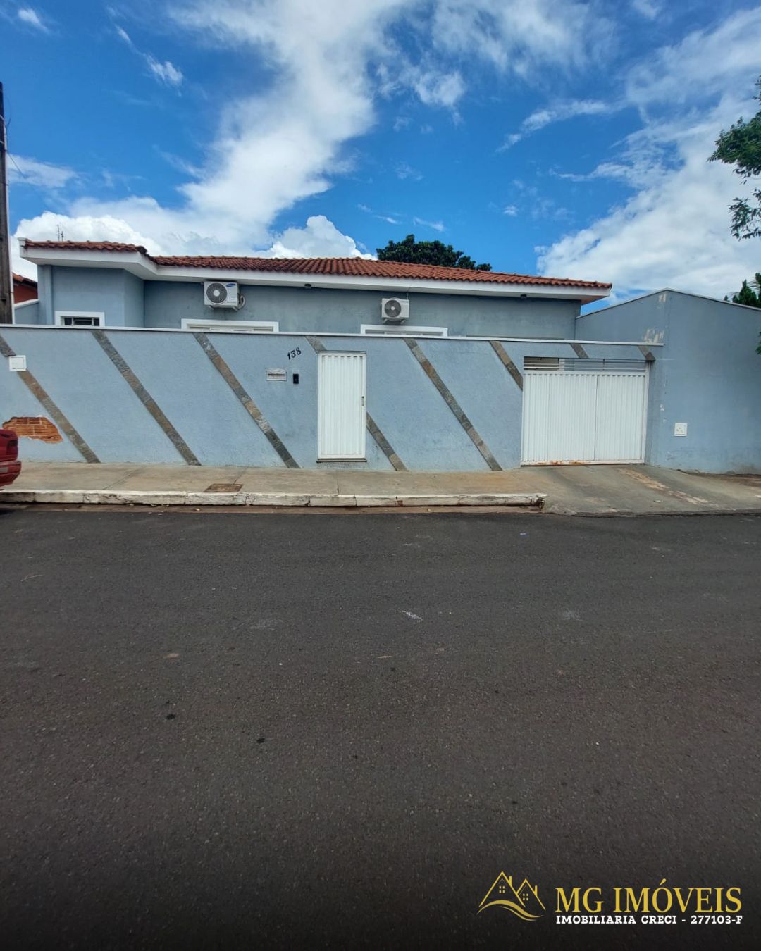 VENDO CASA COM PISCINA